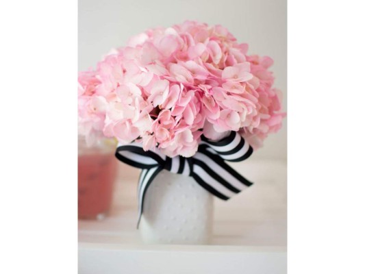 El éxito de cualquier evento está en los detalles, así que es donde debes enfocar tu mayor esfuerzo. Comienza por armar bouquets de flores frescas en colores pastel. Bases sólidas en blanco con cintas contrastantes son una estupenda opción.