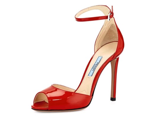 Sandalias de charol rojo con correa ajustable de Prada.