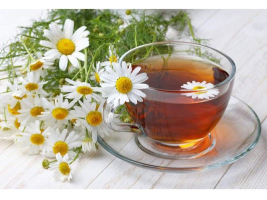 Manzanilla. Hierve la flor de manzanilla en un recipiente y deja reposar unos minutos. Con un algodón remoja tus pestañas todas las noches, pero es muy importante que te acostumbres a hacerlo siempre con la cara desmaquillada y limpia.