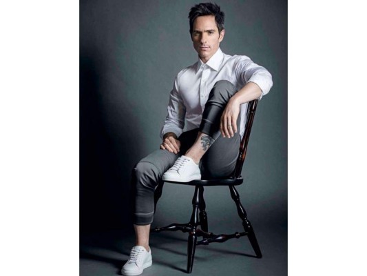 Mauricio Ochmann. Fue adoptado dos veces cuando pequeño. Nació en Washington DC y posteriormente fue adoptado por una pareja de mexicanos. La pareja que lo adoptó inicialmente se divorció cuando él tenía alrededor de un año y medio. “Entonces, me fui a México con mi mamá adoptiva y mi mamá ahí se volvió a casar con el Ochmann. Tuvo que ceder legalmente el apellido y el Ochmann me adoptó legalmente por segunda vez”, explica.