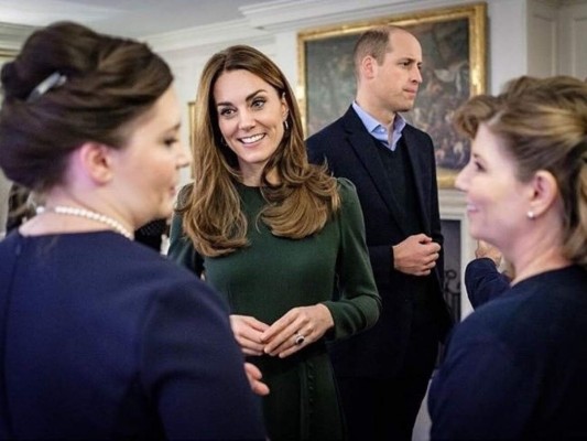 Príncipe William y Kate Middleton muestran el Palacio de Kensington