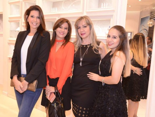 Laura Mackay, Cinthia Nerhing, Nelsy y Marie Bogran.