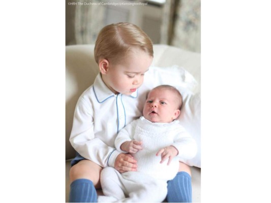 Charlotte y George, las primeras adorables fotografías de los príncipes de Cambridge