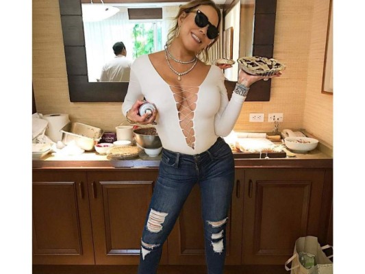 Mariah Carey<br/>La cantante publicó esta fotografía cuando festejaba el día de Acción de Gracias. Ella se ve sensual, pero los admiradores notaron rápidamente el espejo distorsionado junto a su hombro derecho y la cabina deformada entre sus piernas. Ella disfrutó del pie, pero sus fans del desastre de Photoshop.