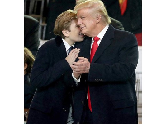Un gesto cariñoso entre Donald Trump y su hijo Barron mientras contemplan el desfile presidencial en honor al nuevo mandatario