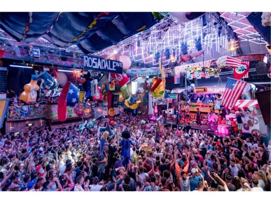 2. Ibiza, España<br/>Parte de las Islas Baleares en el Mediterraneo, Ibiza se ha convertido en insignia del party scene en todo el mundo. Conocida por el nightlife de Ibiza Town y Sant Antoni, es una de las favoritas de los EDM stars más grandes del mundo. También, es reconocida como la mejor isla del Mediterráneo, por lo que podrás recargar baterías descansando en una playa paradisíaca durante el día. <br/><br/>It Club: Amnesia Ibiza, un icono y el favorito de muchos DJs, también conocido como el mejor club del mundo.