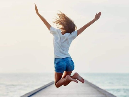 ¿Sabías que existen formas para mantener tu energía durante todo el día? Luego de pasar tanto tiempo en casa por la cuarentena obligatoria, volver a las rutinas se ha vuelto un tanto cansado, pero nunca es tarde para empezar de nuevo. Para esto debemos de reiniciar nuestro cuerpo cambiando ciertos hábitos que creamos durante este tiempo, como trasnochar viendo series y comiendo alimentos altos en grasas con bebidas azucaradas. La buena noticia es que nosotros queremos acompañarte en el proceso, por eso te damos algunas formas para aumentar tu energía.