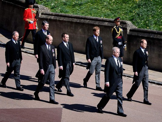 Miembros de la familia real siguen la procesión rumbo a la capilla (Photo by LEON NEAL / various sources / AFP)