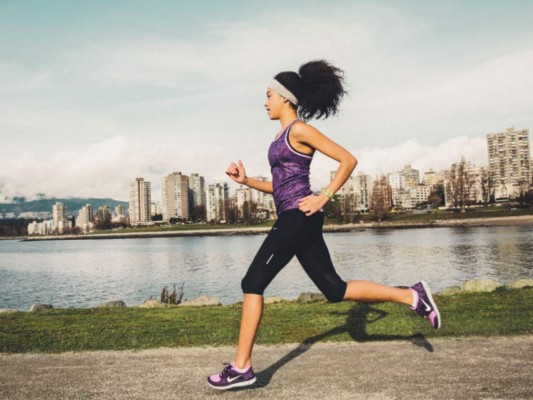 Busca la mejor forma que se adapte a tu persona para correr, intercala unos minutos corriendo y otros caminando para llegar a tu meta, ya sean 15, 20, 30 minutos o más. Así también escucha a tu cuerpo, asegúrate de no estar en una mala postura durante tu rutina.