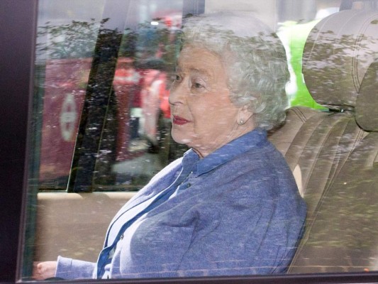 La visita de la reina Isabel II a su bisnieta Charlotte tuvo una duración de media hora.