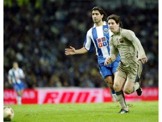 1. El 16 de noviembre del 2003 el argentino, de sólo 16 años, debutó con el primer equipo del FC Barcelona en un partido amistoso ante el Oporto.