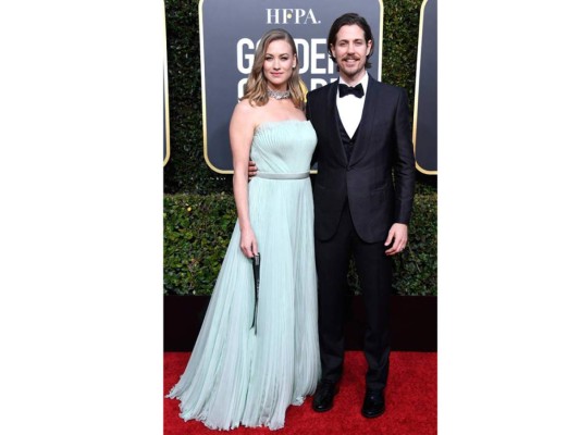 Yvonne Strahovski y Tim Loden