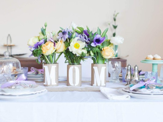 Los centros de mesa nos remiten a elementos menos ostentosos y más cálidos, inspirados en la tendencia DIY. Inspírate con este arreglo que los niños pueden ayudar a elaborar.