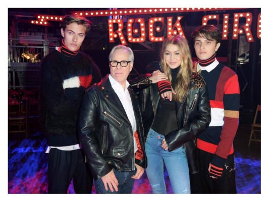 Tommy Hilfiger junto a Gigi Hadid, fueron los encargados de cerrar La Semana de la Moda de Londres al presentar la tercera colección de su marca TOMMYxGIGI que han creado juntos. Esta colección se caracteriza por presentar abrigos largos, gorros, cárdigans y pantalones unos conjuntos chic, pero rockero al mismo tiempo dentro de la estrategia de marketing #TommyNow