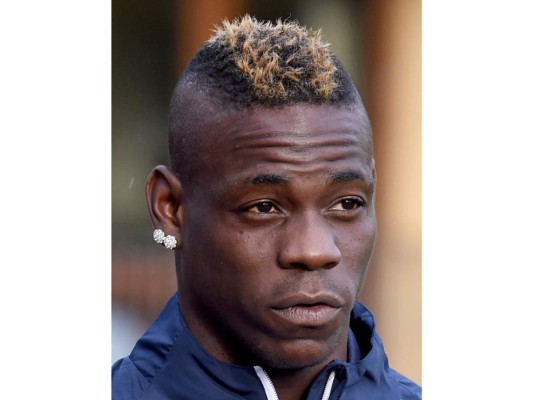 Mario Balotelli. A los tres años, Balotelli fue dado en adopción debido a los pocos recursos económicos de su familia.Sus padres adoptivos Silvia, una hija judía de sobrevivientes del Holocausto, y Francesco Balotelli, vivían en Brescia, al norte de Italia. Aunque volvía con su familia biológica los fines de semanas, fue dado permanentemente a los Balotelli, adoptando su apellido.