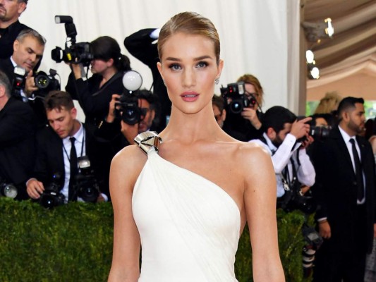 Rosie Huntington-Whiteley. Cejas bold, labios rosa, bronce en los pómulos u ojos ligeramente oscuros, esa fue la apuesta de la bella modelo, que complementó su perfecto vestido de un hombro de Ralph Lauren.