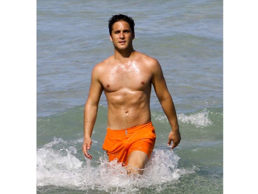 Nuestro nuevo Luis Miguel, no podía faltar en la lista de chicos realmente ardientes por su cuerpo el actor posee un rostro hermoso y un cuerpo que roba suspiros.