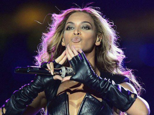 Beyoncé asegura que tiene un alter ego, llamado 'Sascha Fierce'. Cuando está en el escenario, Sascha la ayuda a presentar de mejor forma su show