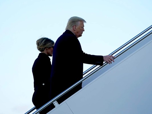 Donald y Melania Trump abordana por última vez el Air Force One (Photo by ALEX EDELMAN / AFP)