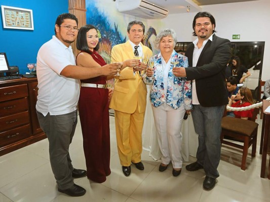 Los emprededores Josué, Jennifer, Tony, Fanny y Felix García del restaurante Tony´s Mar. Foto: Gerson Alachán