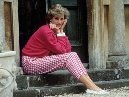 Lady Di intentó suicidarse tirándose desde lo alto de un piso, el motivo su esposo el príncipe Carlos y su amante em aquel tiempo, Camila