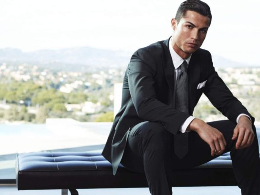 El futbolista Cristiano Ronaldo caminaba por una calle de Beverly Hills, un fan se acercó para tomarse una selfie con el jugador , quien reaccionó de manera muy agresiva y empujó al joven hacia un lado.