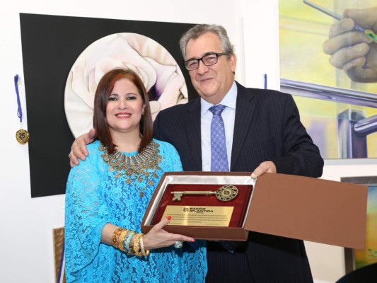Carolina Carías, recibió las llaves del salón cultural de manos de Mario Aguero, vicepresidente de Banca de Personas de Banco Atlántida (foto: Héctor Herrnández)