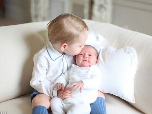 Charlotte y George, las primeras adorables fotografías de los príncipes de Cambridge