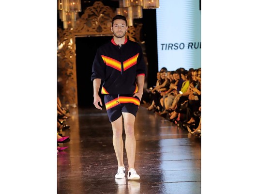 Tirso Rubio debuta en la pasarela de Estilo Moda con una ispiración de ¡Cowboy!