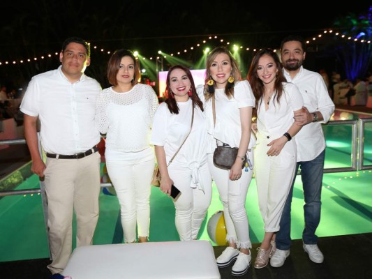 Ricardo y Marianela de Moreno, Scarleth Sevilla, Alejandra Garay, María Fernanda López y Álvaro Durón (fotos: Hector Hernández)