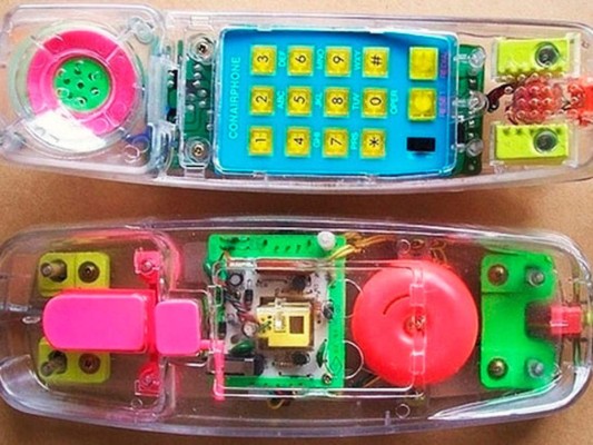 Seguramente tenías este increíble teléfono, es inexplicable pero estos aparatos transparentes eran virales ¿Qué tal si los traemos de vuelta?