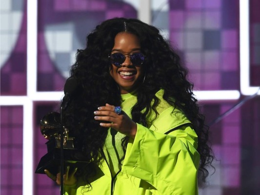 H.E.R recibiendo su premio a Mejor Album R&B