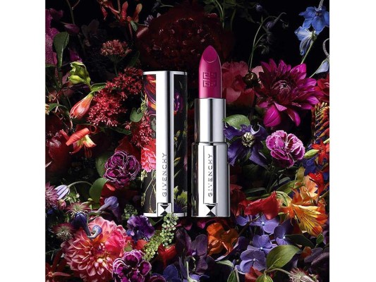 Kiss me now. Le Rouge Givenchy es una barra semimate de larga duración que envuelve los labios desde el primer momento de su aplicación, vistiéndolos con un acabado aterciopelado.