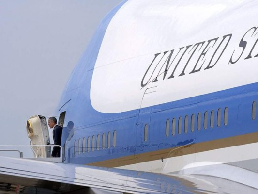 No es Harrison Ford, pero Barack Obama saliendo del Air Force One es una excelente imagen