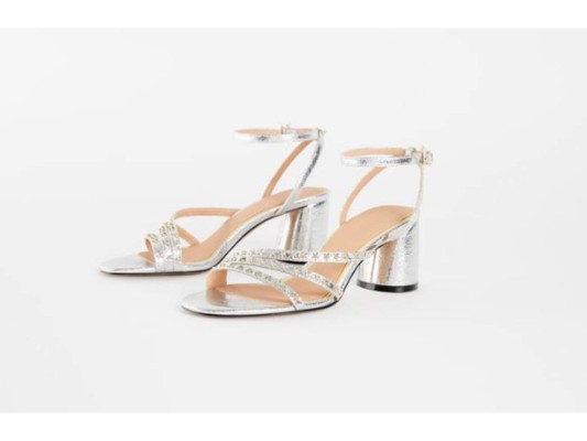 Zara: Sandalias en colores metalicos con detalles traseros hechos de elástico para mayor comodidad