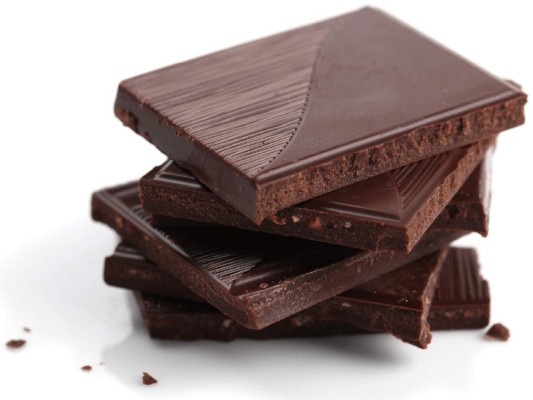 CHOCOLATE OSCURO. Su consumo está asociado con pérdida de peso, si no comes mucho está bien pero como en todo, el exceso puede notarse en sus curvas. Una onza de chocolate oscuro contiene 155 calorías y 9 gramos de grasa más 5 de saturada.