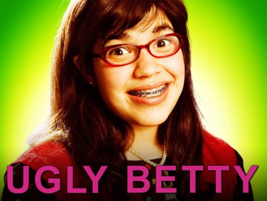 Ugly Betty (2006 – 2010)<br/>Está basada en la telenovela colombiana “Yo soy Betty, la fea”. Esta serie producida por Salma Hayek cuenta la vida de una secretaria que pasa de ser la patito feo a transformarse en una bella mujer. <br/>