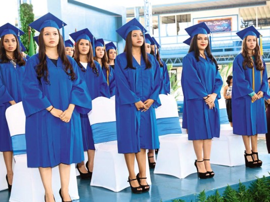 La graduación de los seniors 2016 de Macris School