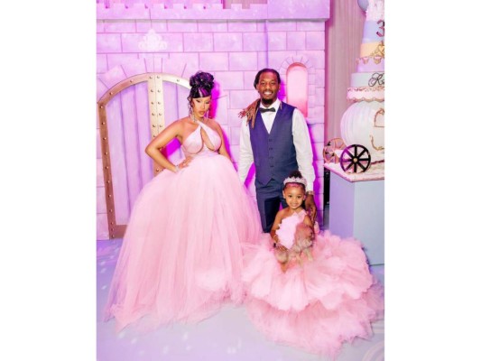 La familia está por recibir otro integrante pues Cardi está embarazada.