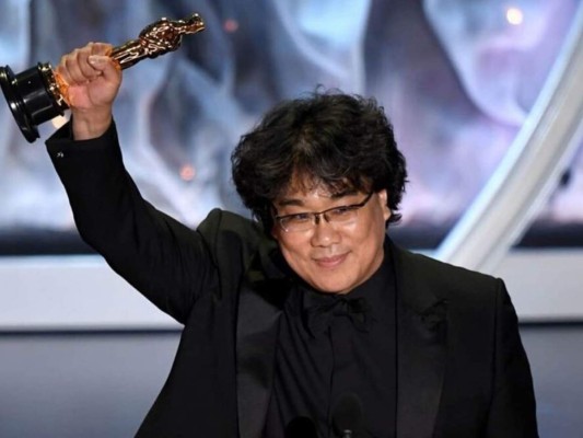 PARASITE HIZO HISTORIA. En mayo de 2019 la calidad indiscutible de Parasite fue reconocida con la Palma de Oro, el premio mayor del Festival de Cannes; este año recibió el Golden Globe como Best Foreign Language Film y el galardón al Mejor Elenco en los SAG Awards. Eso sumado a las seis nominaciones de la Academia de Artes y Ciencias Cinematográficas de Hollywood, de las cuales ganó cuatro (Mejor Película, Mejor Película Extranjera, Mejor Guión Original y Mejor Director). El éxito en taquilla para una película surcoreana no tiene precedentes, Parasite ha recaudado a nivel global más de 160 millones de dólares. Parasite es la décimo segunda producción no hablada en inglés en ser nominada como Mejor Película en los premios Oscar. Ninguna de las anteriores ganó la estatuilla, sin duda, Parasite obtuvo un resultado histórico.