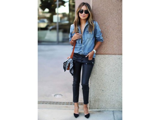 Perfect match. No temas equivocarte. Una camisa de denim será siempre la compañera perfecta de unos skinny pants en negro. Un bolso en tonos color piel es el mejor complemento.