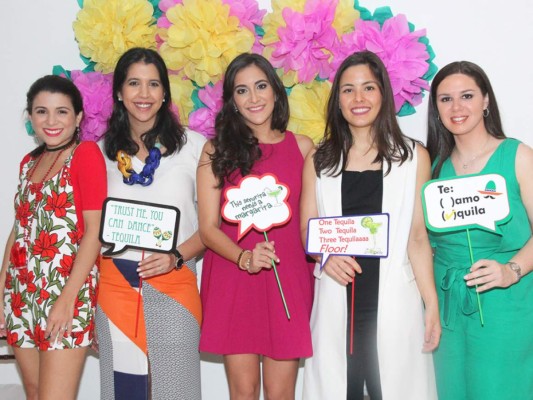 Elena Berkling, Andrea Handal, Angela Fajardo, Gaby Funes y Giordana Kafati, oferentes del encuentro. Foto: Alex Muñoz