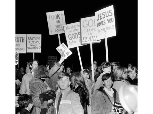 Fue popular por sus frases: 'Sólo creo en mí, en Yoko y en mí y esa es la realidad' y las más polémicas que afectaron a los Beatles en 1966, 'El cristianismo pasará, se irá encogiendo y desaparecerá, no voy a discutirlo; Tengo razón y el tiempo lo demostrará. Somos más populares que Jesucristo'<br/>