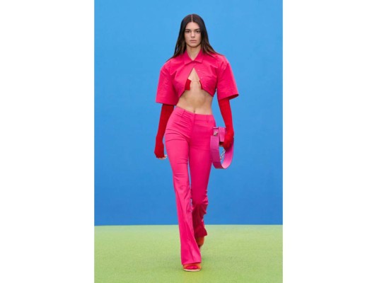 Kendall Jenner utilizó uno de los outfits más destacados, combinando a la perfección los colores rosa fuerte y rojo.