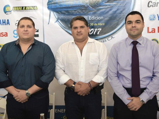 Eduardo Romero, representante de Corona, Basilio Fuschich, presidente del Club de Pesca del Caribe y Leonardo Guerrero de Promerica. Foto: Gustavo Banegas