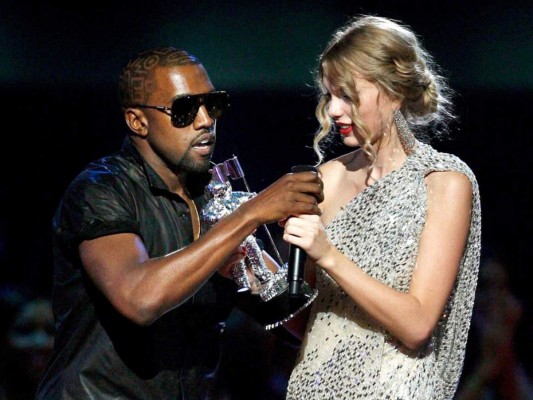 Kanye West no acepta como ganadora a Taylor Swift<br/>En la entrega de los VMAs 2009, Kanye West subió al escenario y quitó el micrófono a Taylor, diciendo que Beyoncé merecía más el premio