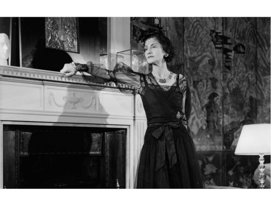 2. Coco Chanel, fue una diseñadora de alta costura francesa, fundadora de la marca Chanel. Revolucionó el mundo de la moda durante la Primera Guerra Mundial, al dejar los opulentos vestidos femeninos y adaptar prendas tradicionalmente masculinas para las mujeres con un estilo sencillo, cómodo e informal. Cabe destacar que es la única diseñadora de moda que figura en la lista de las cien personas más influyentes del siglo XX de la revista Time.