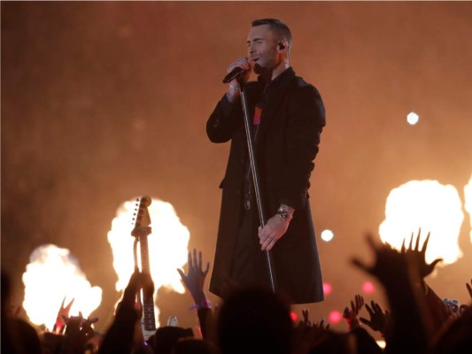 Adam Levine vocalista de Maroon 5 cantando Harder to Breathe la primera canción interpretada por la banda en el Pepsi Halftime Show del Super Bowl.