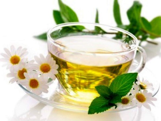 Manzanilla con menta: puedes hacerte una infusión de manzanilla y agregar un poco de hoja de menta para poder hidratar tu boca y el aspecto de tus labios cambiarán muchísimo. ¡La hoja de menta también ayuda a desinfectar!