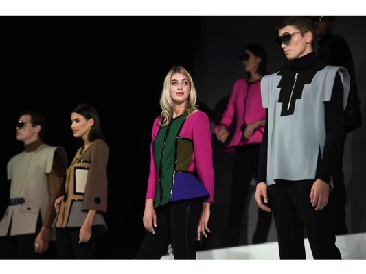 Patrones geométricos, tejidos técnicos, colores sólidos, cascos, pantallas, pasamontañas o gafas de espejo, Pierre Cardin nunca temió arriesgarse con sus propuestas que siempre veían hacia el futuro